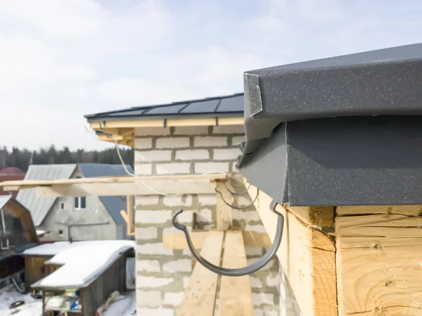 Nahaufnahme von Gerüsten und im Bau befindlichem Haus mit Halterungen für Dachrinnen — Stockfoto