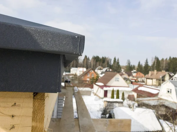 Nahaufnahme von Gerüsten und im Bau befindlichem Haus mit grauem Faltdach — Stockfoto