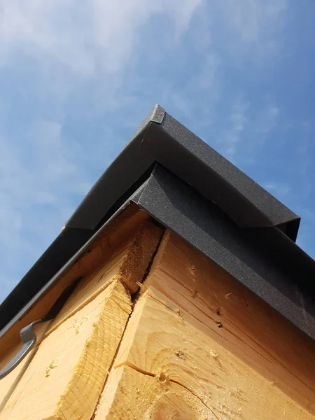Vista de perto do telhado dobrado da casa em construção com suportes para calhas sistema de drenagem de água — Fotografia de Stock