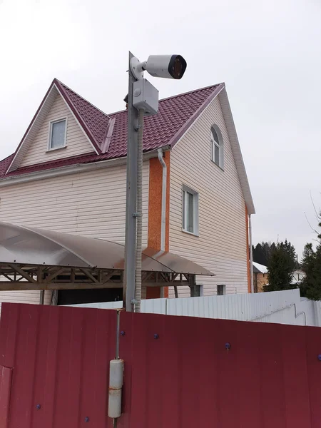 Gözetleme ve güvenli ev kavramı. Güvenlik kameraları köydeki özel evin çevresini gözetliyor. — Stok fotoğraf