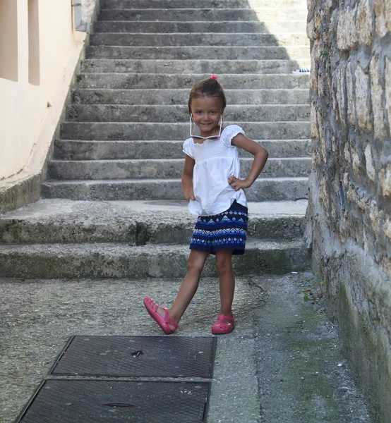 Menina feliz viajante em uma escadaria antiga no verão — Fotografia de Stock