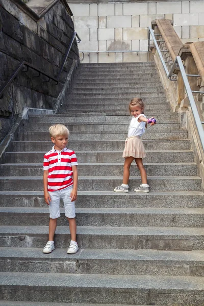 Menino e menina de pé nas escadas de férias na Polônia — Fotografia de Stock