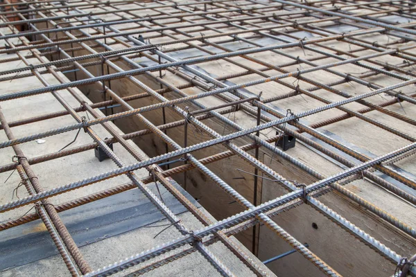 Vista de perto de reforço de concreto com hastes metálicas conectadas por arame. Preparação para o derramamento da Fundação — Fotografia de Stock