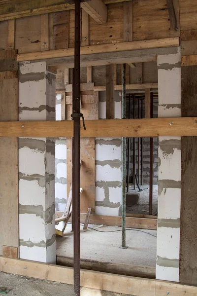 Вид деревянной опалубки с металлическими держателями, которая будет заполнена перекрытием между этажами строящегося загородного дома из пенопласта — стоковое фото