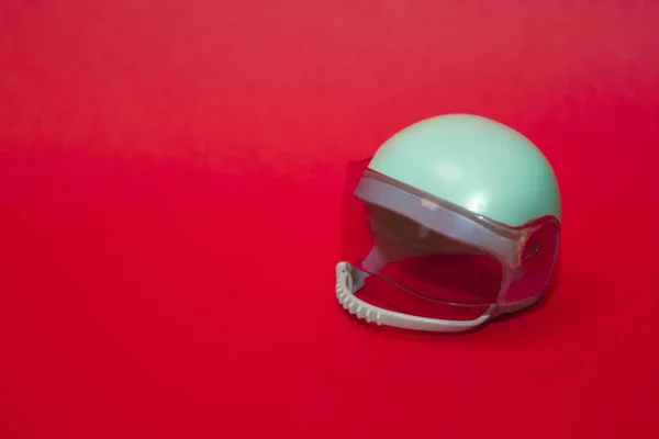 Naneli pastel oyuncak, pembe arka planda plastik motosiklet kaskı. — Stok fotoğraf