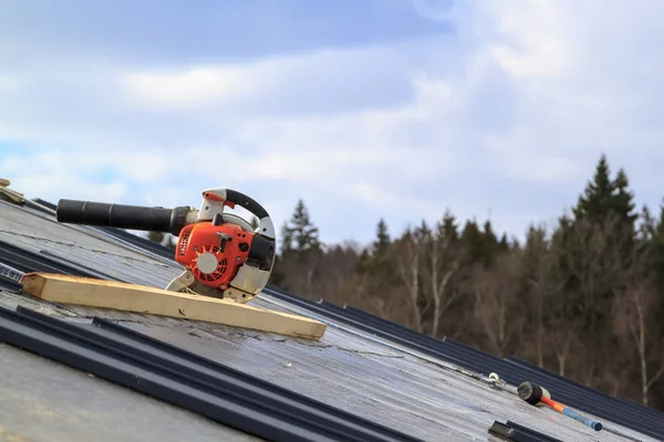 建築中の折り畳まれた屋根の防水紙層のブロワー — ストック写真