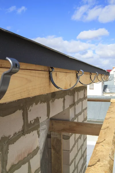 Nahaufnahme eines im Bau befindlichen Hauses mit Halterungen für Dachrinnen — Stockfoto