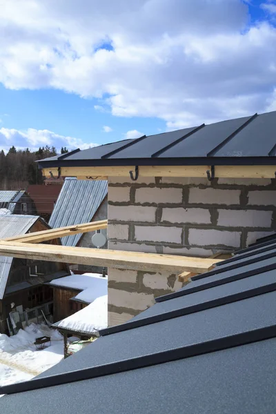 Nahaufnahme eines im Bau befindlichen Hauses mit grauem Faltdach — Stockfoto