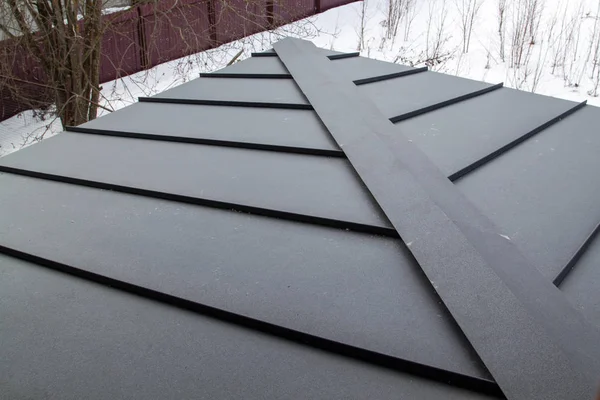 Nuevo techo de metal plegado gris de la casa moderna vista desde arriba —  Fotos de Stock