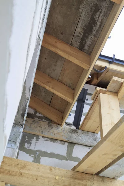 Vue rapprochée des échafaudages et de la maison en construction avec g — Photo