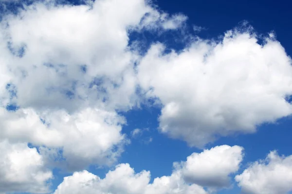 Schöne Wolken auf blauem Himmel Hintergrund — Stockfoto