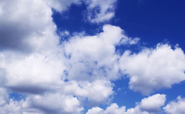 Schöne Wolken auf blauem Himmel Hintergrund — Stockfoto