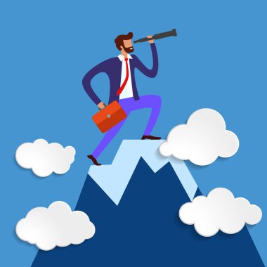 Etkili yönetici, teleskopu uzaktan görüyor ve geleceği tahmin etmeye çalışıyor. İş adamı bulutların arasında dağın tepesinde duruyor. iş görüşü kavramı