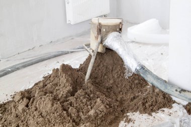 Kum ve beton zemin perdelenmiş. İnşaat alanı - makine zemin taraması