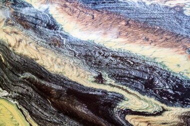 Parlak sarı çizgileri olan doğal taşın granit dokusu. İç ve dış dekorasyon için kullanılan mermer desen
