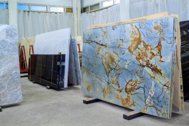 Depoda renkli mermer levhalar var. Quartzite levhaları mağaza bahçesinde satılığa çıkarıldı.