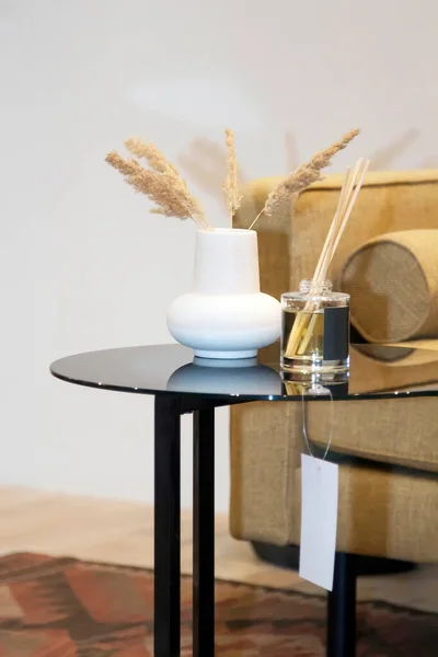 Witte Vaas Met Droog Gras Aroma Diffuser Met Houten Stokken — Stockfoto