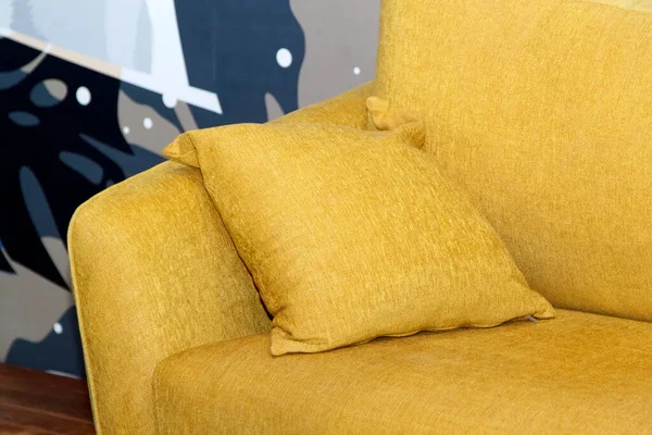 现代室内沙发上的一个黄色枕头的特写镜头 — 图库照片
