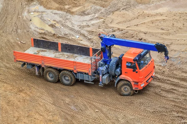 Κάτοψη Επίπεδου Φορτηγού Βραχίονα Μπλε Γερανού Σταθμευμένο Χώρο Κατασκευής Άμμου — Φωτογραφία Αρχείου
