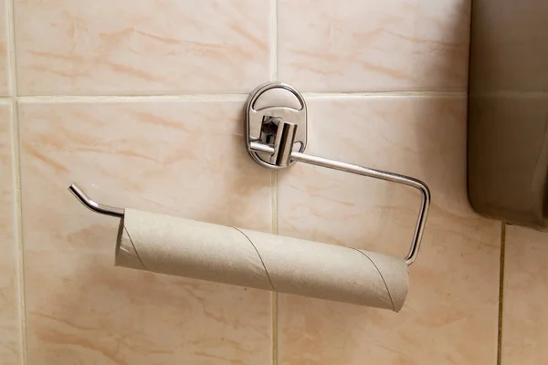Leere Papierhandtuchschläuche Hängen Der Toilettenwand — Stockfoto
