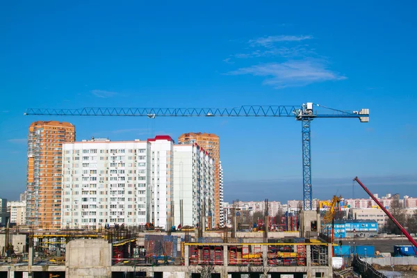 基于多家庭住宅发展背景的建筑工地起重机及建筑框架结构 — 图库照片