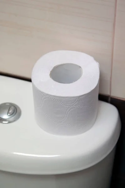 Toilettenpapier Auf Weißem Toilettentank Nahaufnahme Selektiver Fokus — Stockfoto