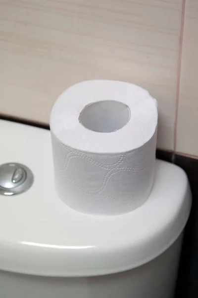 Toiletpapier Witte Toilettank Close Selectieve Focus — Stockfoto