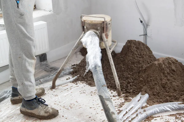 Makine Yer Döşemesini Kontrol Ediyor Nşaat Alanındaki Işçiler Kum Beton — Stok fotoğraf