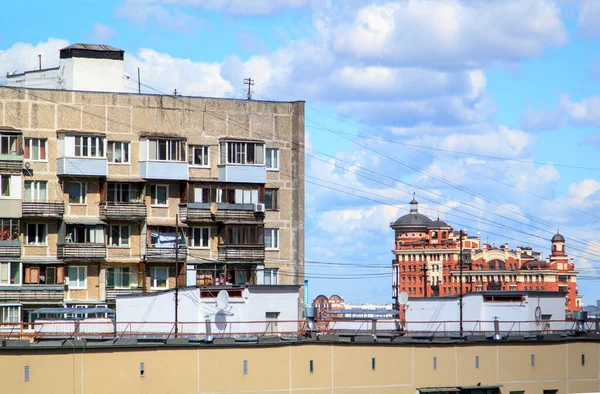 건물의 접시와 전력선 과푸른 하늘을 배경으로 있습니다 위에는 철조망 — 스톡 사진