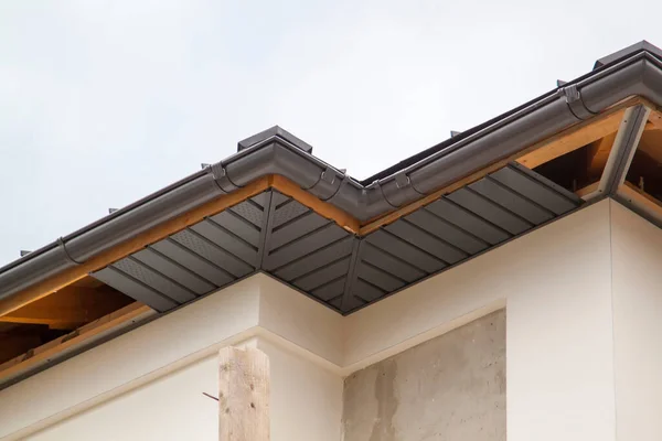 Nahaufnahme Eines Hauses Mit Grauem Dach Und Pflaumen Und Dachüberhängen — Stockfoto