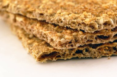 üç adet kepekli çavdar crispbread susam ile