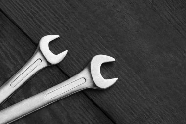 Siyah ahşap zemin üzerine wrenchs