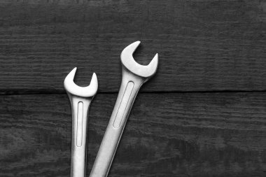 Siyah ahşap zemin üzerine wrenchs