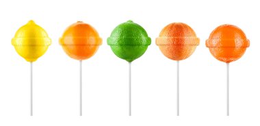 Lolipop. Beyaz arka plan üzerinde izole limon, greyfurt, portakal küme. Yaratıcı şeker fikir
