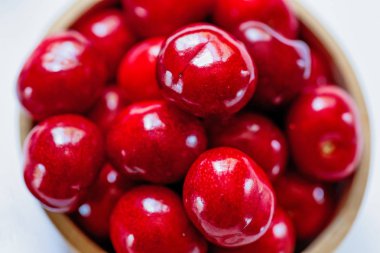 Beyaz arka plan üzerinde taze Olgun kırmızı tatlı kiraz