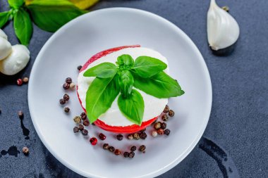 Beyaz tabakta Caprese salatası
