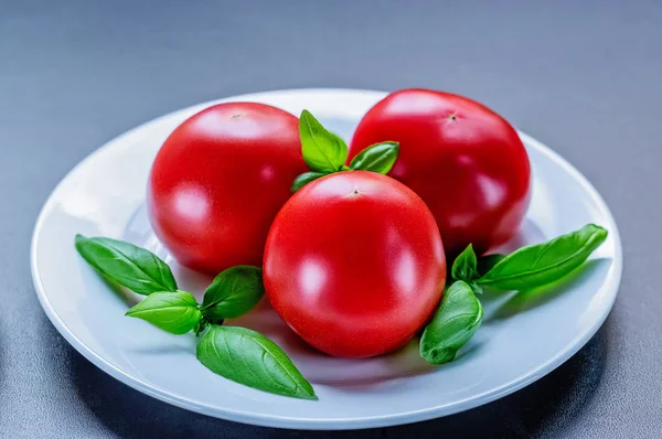 Tomates Rouges Fraîches Mûres Aux Feuilles Basilic — Photo