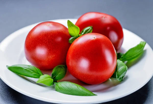 Yaprakları Taze Olgun Kırmızı Domates Fesleğen Ile — Stok fotoğraf