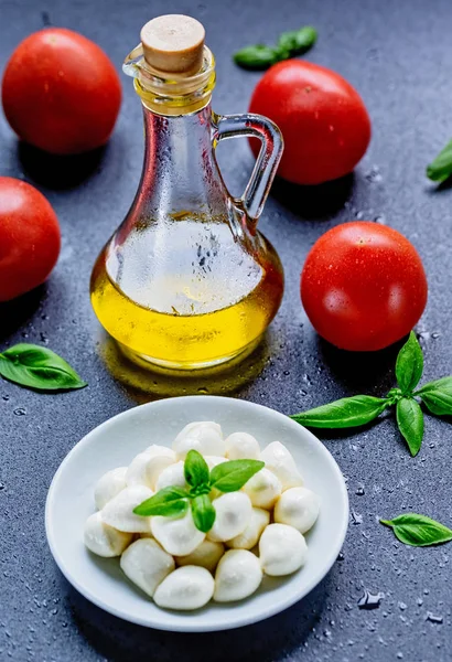 Bolas Queso Mozzarella Con Tomates Rojos Maduros Hojas Albahaca Aceite — Foto de Stock