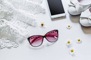 Kadın güneş gözlüğü ve beyaz arka plan üzerinde smartphone