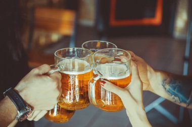 Barda hafif bira gözlük ile toasting arkadaşlar