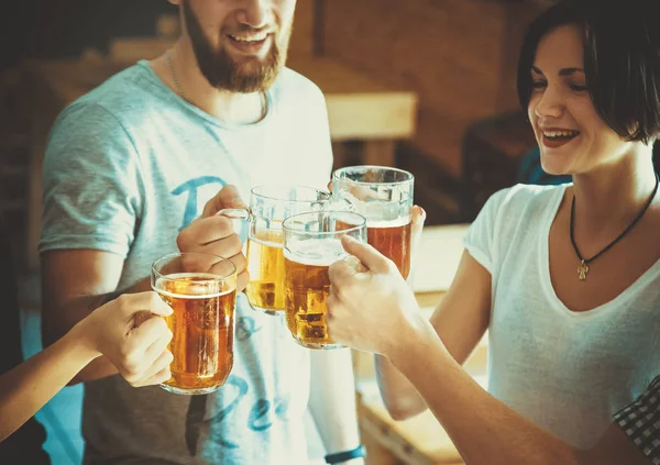 Amici Che Brindano Con Bicchieri Birra Leggera Pub — Foto Stock