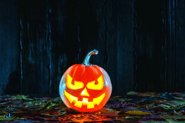 Halloween Pompoen Met Gloeiende Gezicht Houten Achtergrond — Stockfoto
