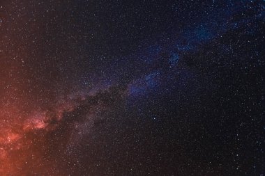 Gece gökyüzünde yıldızlar ile yanan güzel