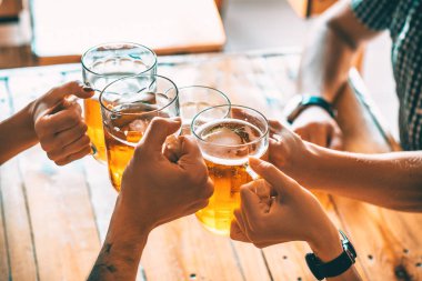 Barda hafif bira gözlük ile toasting arkadaşlar.