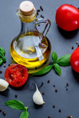 Petrol, kırmızı domates ve baharat koyu arka plan üzerinde. 