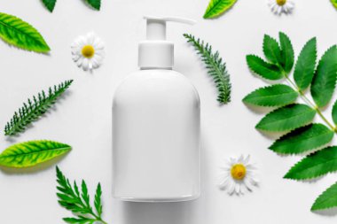 Ambalaj kozmetik ürünleri alan çiçek ve yaprakları ile beyaz arka plan ile.