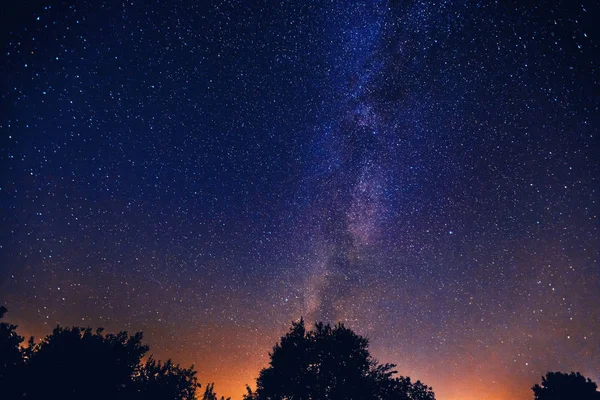 Schöne Gleißende Sonnenuntergangslandschaft Über Der Wiese — Stockfoto