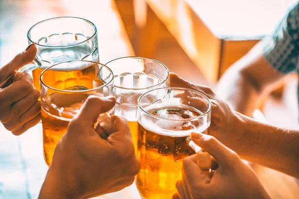 Amici Che Brindano Con Bicchieri Birra Leggera Pub — Foto Stock