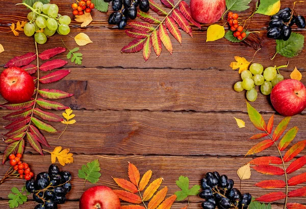 Herfstbladeren Met Appels Druiven Houten Achtergrond — Stockfoto
